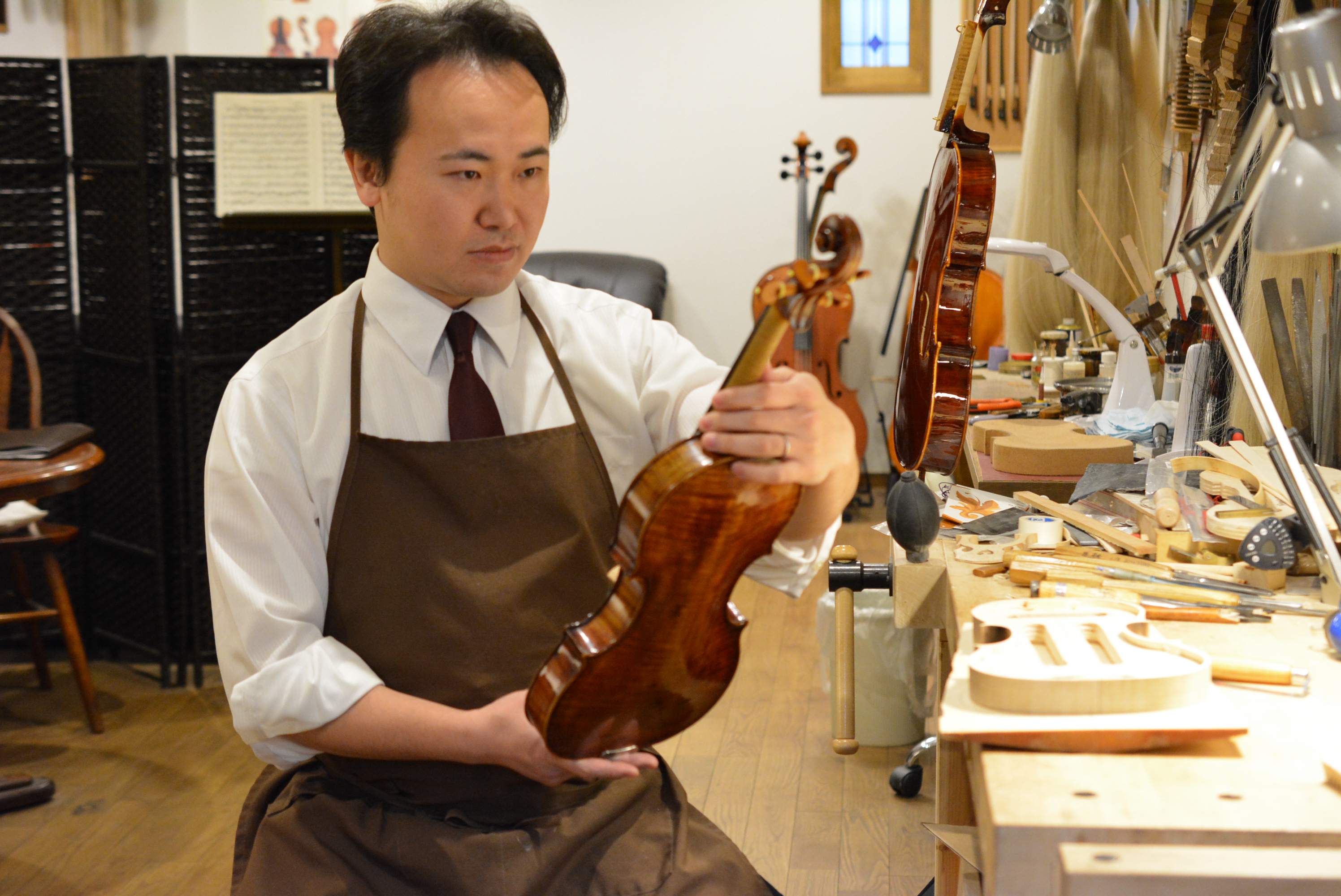 京都市中京区、TAKADA弦楽器。ディプロマ取得のプロ、高田博史がバイオリンやビオラなど弦楽器の製作・修理・販売・調整いたします。